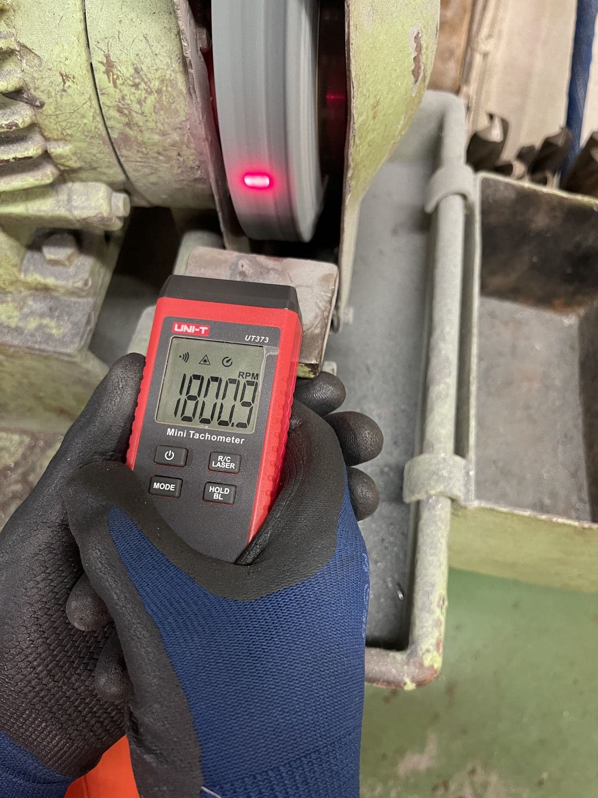 Mesure de vitesse de rotation au tachymètre
