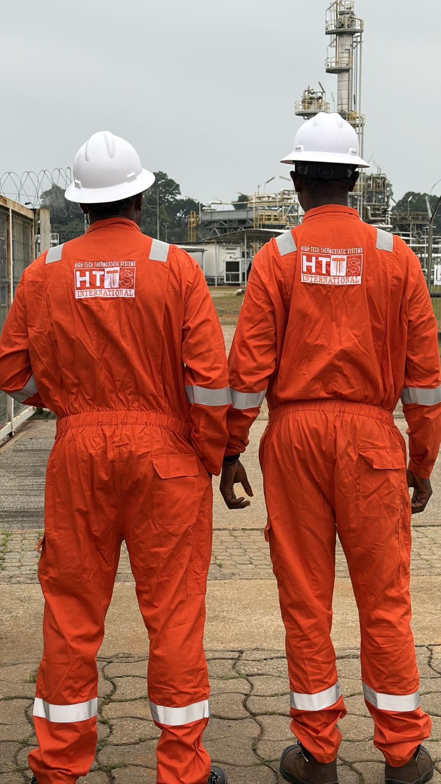 Techniciens HTTS sur site gazier